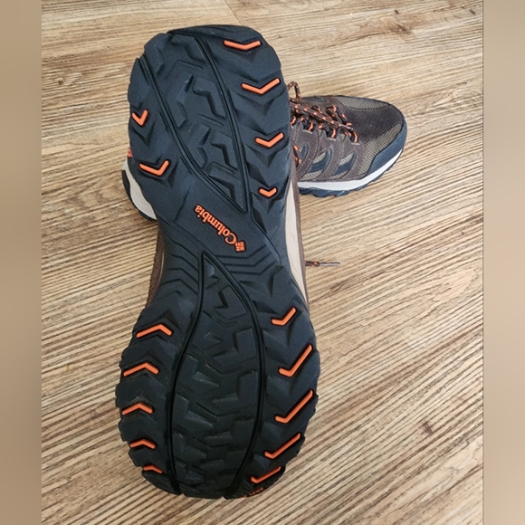 Size 10.5. Columbia Men's Brown and Black Athletic Shoes - Picture 5 of 10